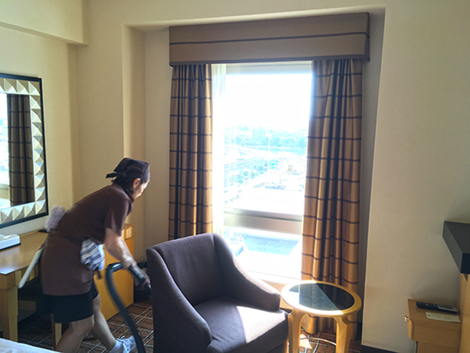 清掃内容（バスタブ・シャワー・レストルーム・洗面ボウル・ドレッサー・床磨き・カーペット清掃／リネン類の回収、アメニティ・タオル・バスローブ・食器類・ステーショナリー等のセッティング／ベッドメイク／グラス等磨き上げ／イブニングサービス）